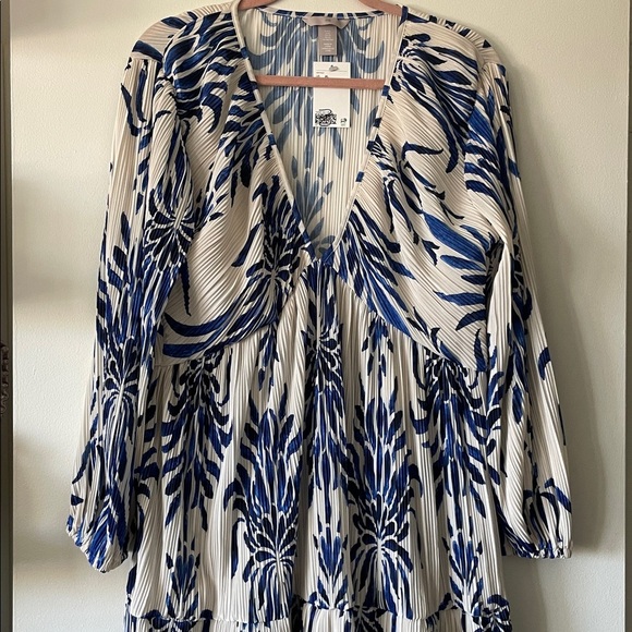 Abstract cream and blue V neck crepe textured dress| H&M| XL| $44| NWT! - Picture 2 of 6